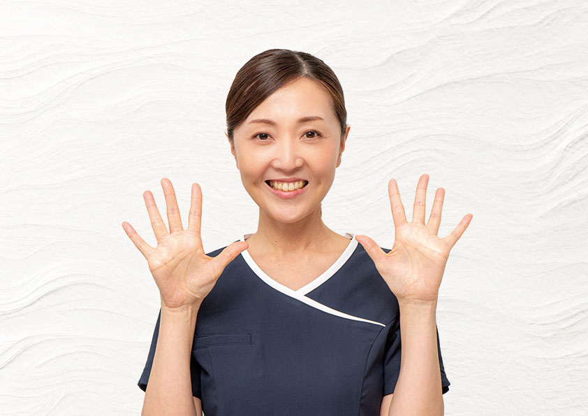 諏訪部あすかさんが笑顔で両手を広げているスタッフ紹介写真