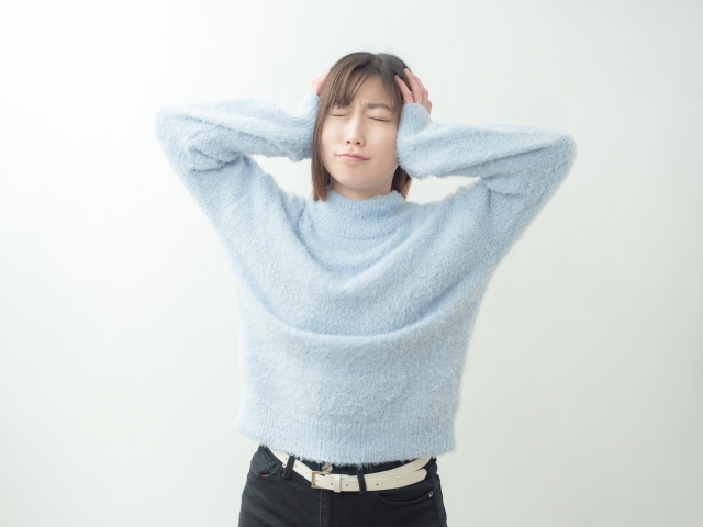 ストレスで食べ過ぎて悩む女性のイメージ