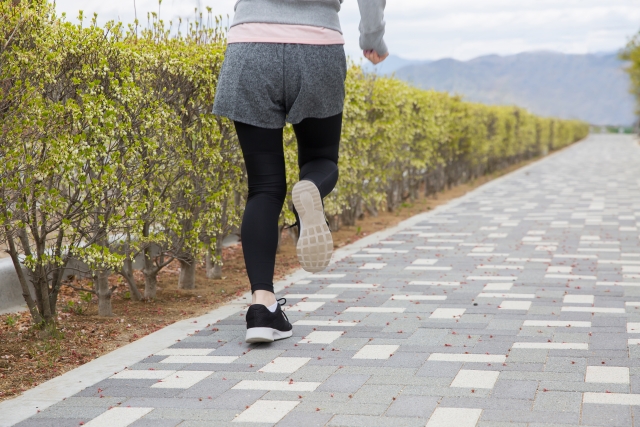 運動不足解消のため散歩する人の後ろ姿