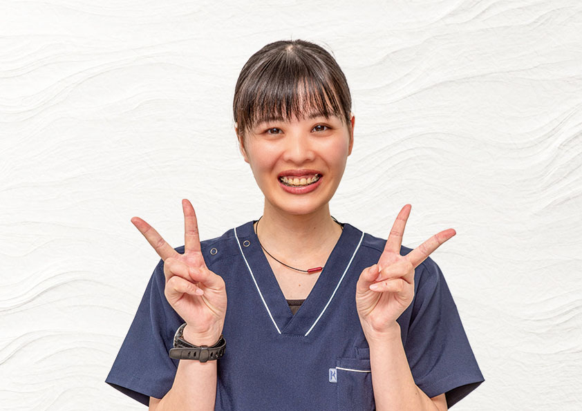 接骨院スタッフ小桐音穂さんの笑顔のポーズ