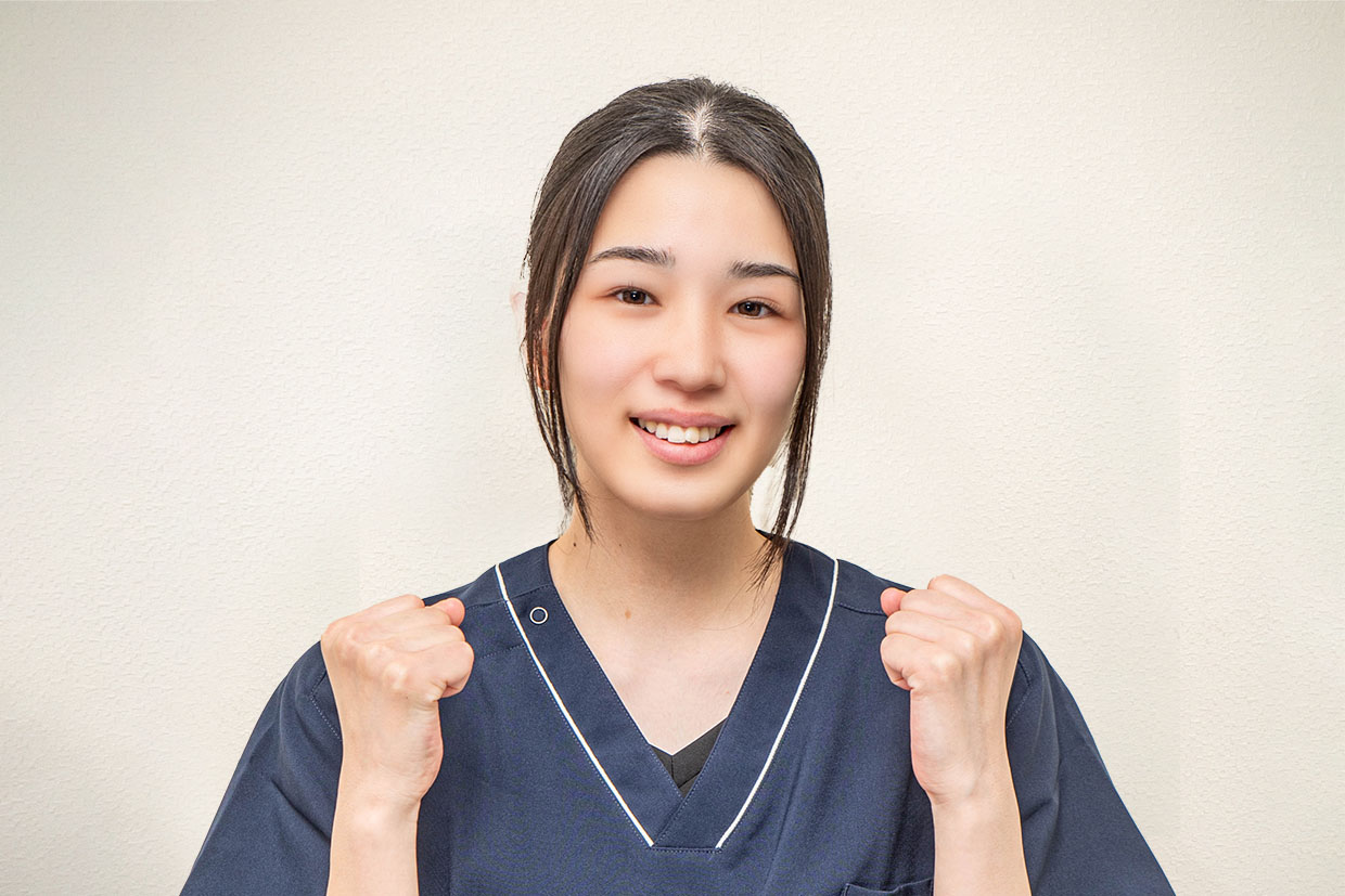 大杉陽海さんが腰痛治療のため寄り添う笑顔