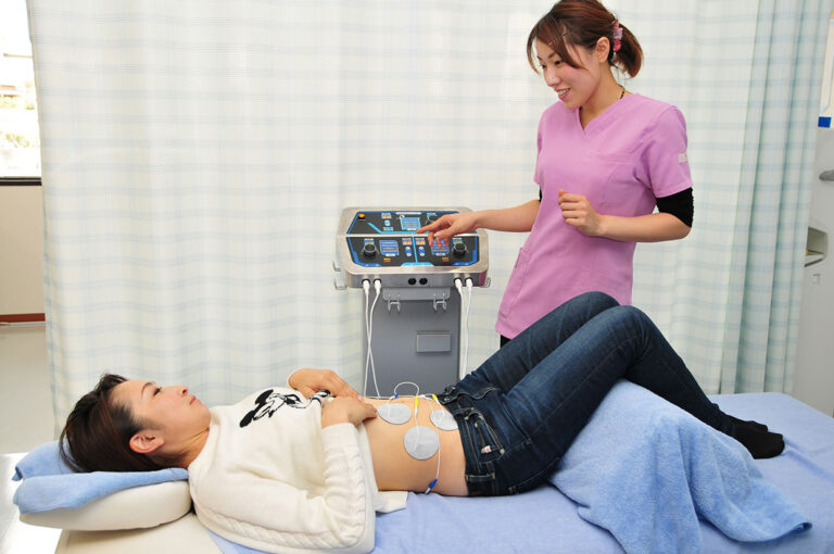 楽トレEMSで腰回りをケアする施術風景