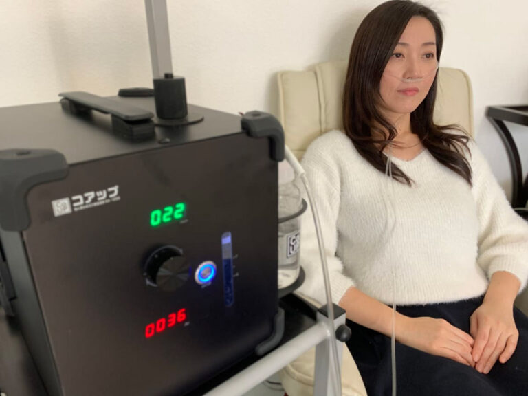 水素ガス吸入装置で鼻から吸引する施術風景