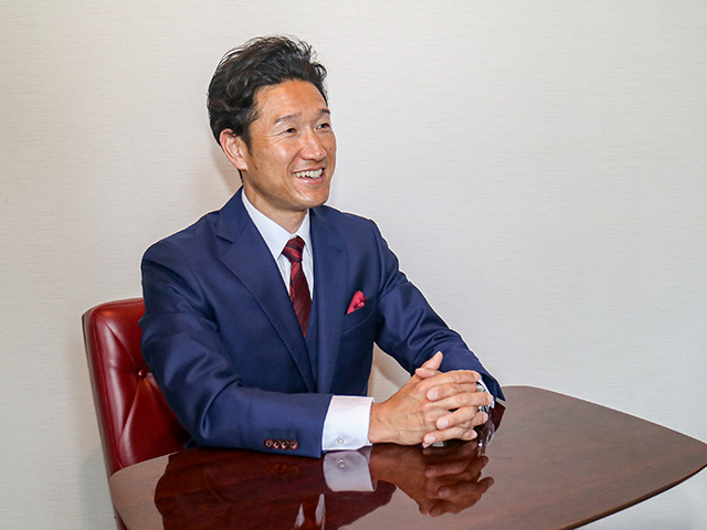 接骨院の代表が笑顔でご挨拶する様子