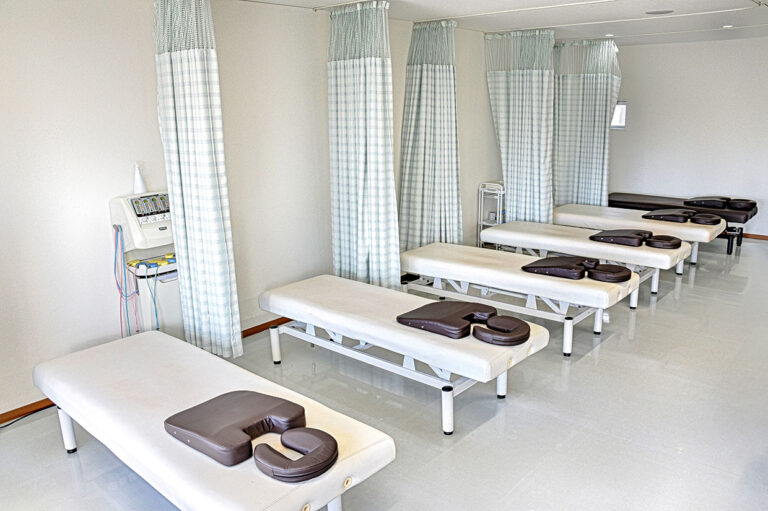 腰痛治療や交通事故治療に対応した施術ベッドのある接骨院内観