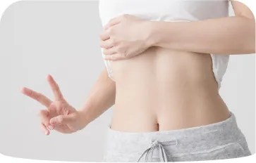 腹部を押さえながら腰を支える人の腰回りアップの様子